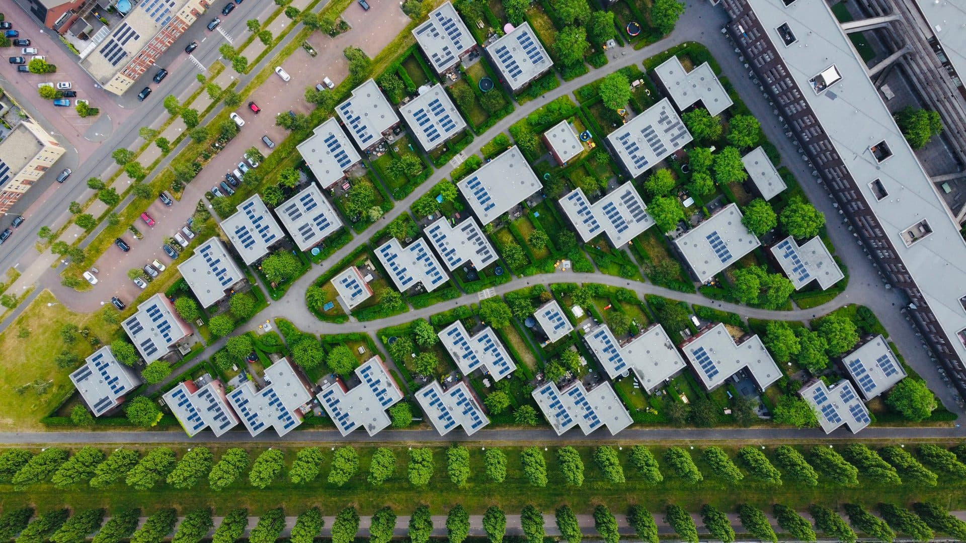 Comunità energetiche - quartiere con pannelli solari